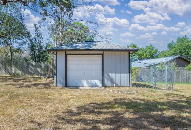 206 Deer Ridge Dr, La Vernia, TX 78121