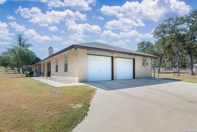 206 Deer Ridge Dr, La Vernia, TX 78121
