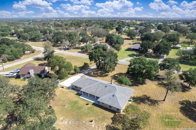 206 Deer Ridge Dr, La Vernia, TX 78121