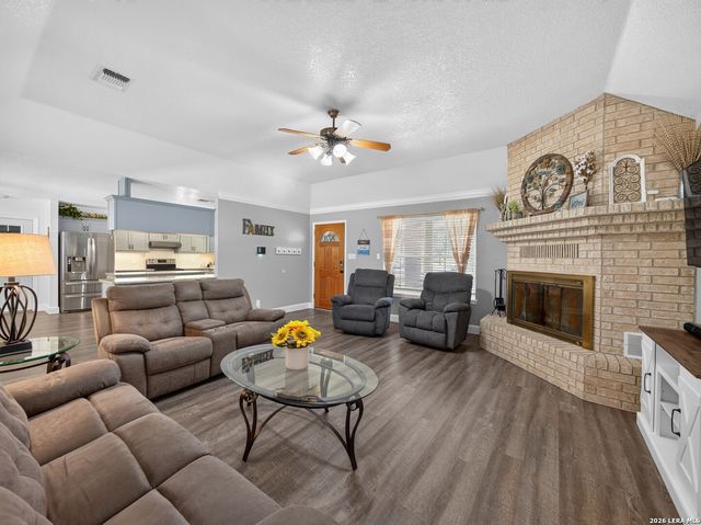 206 Deer Ridge Dr, La Vernia, TX 78121