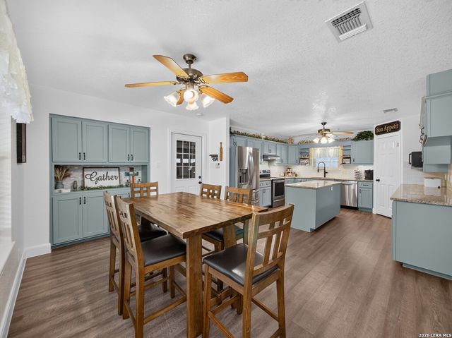 206 Deer Ridge Dr, La Vernia, TX 78121