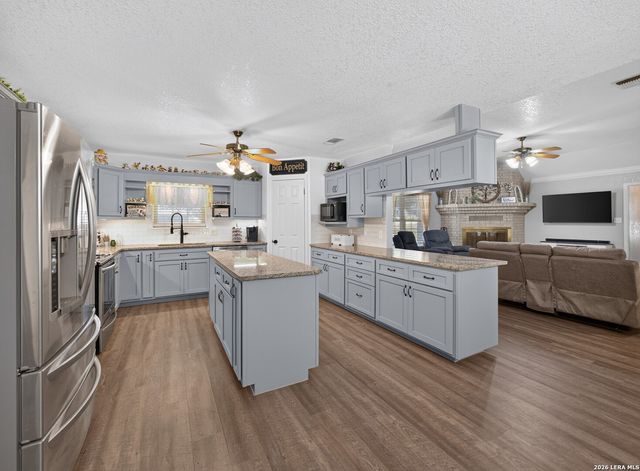 206 Deer Ridge Dr, La Vernia, TX 78121