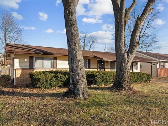 6104 Old Collinsville Road, Fairview Heights, IL 62208