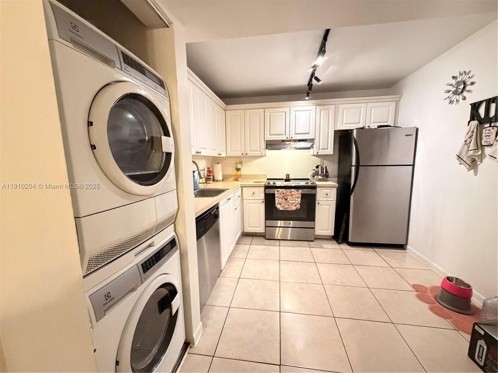 711 N Pine Island Rd 107, Plantation, FL 33324