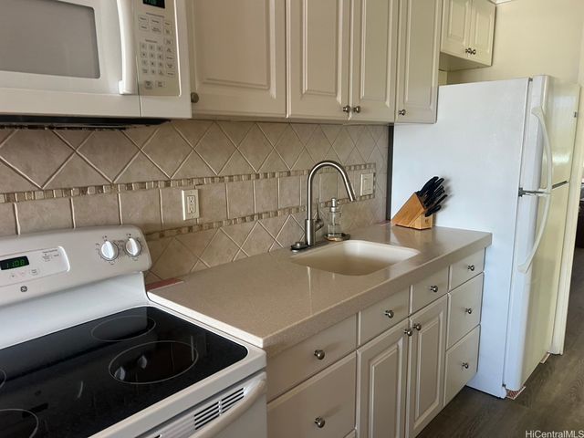 425 Ena Road B1002, Honolulu, HI 96815