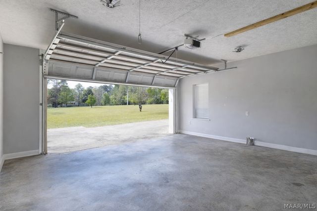 198 Meadow Lane, Deatsville, AL 36022