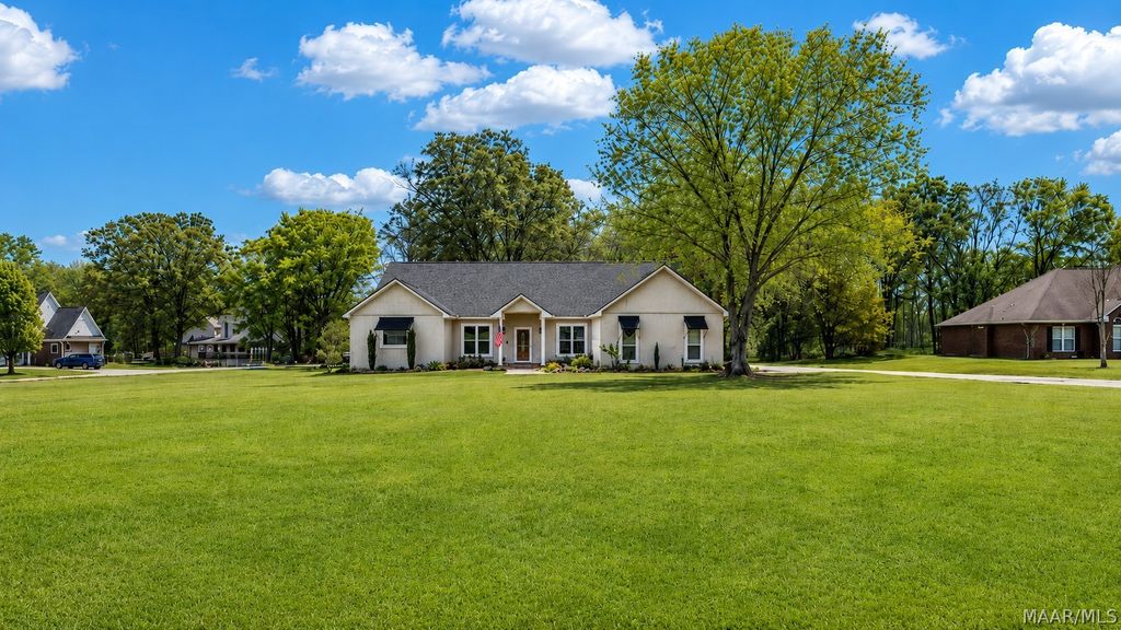198 Meadow Lane, Deatsville, AL 36022