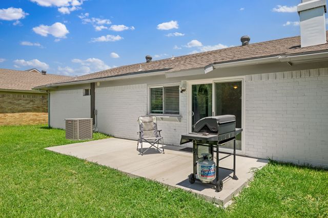 2314 Benbrook Drive, Carrollton, TX 75007