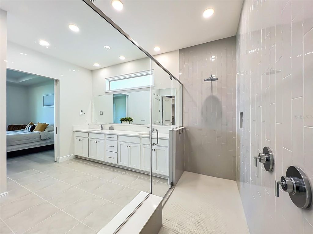Image 32 of property listing at 13809 LARKTON LANE, Orlando, FL 32832