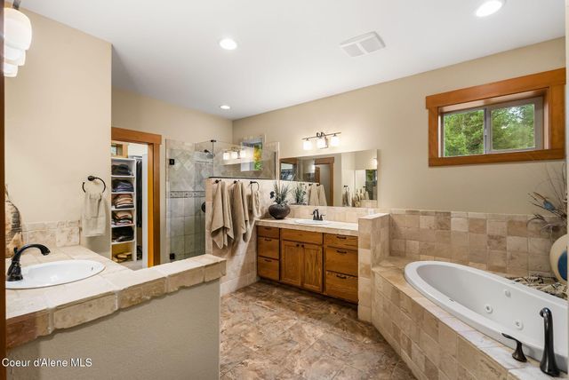 457 Gypsy Bay RD, Sagle, ID 83860
