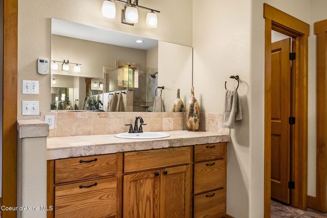 457 Gypsy Bay RD, Sagle, ID 83860