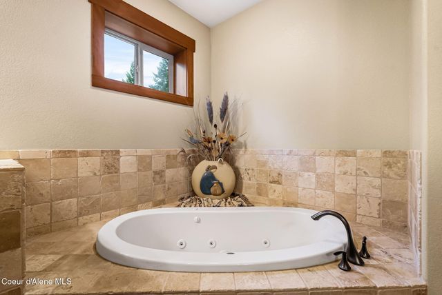457 Gypsy Bay RD, Sagle, ID 83860