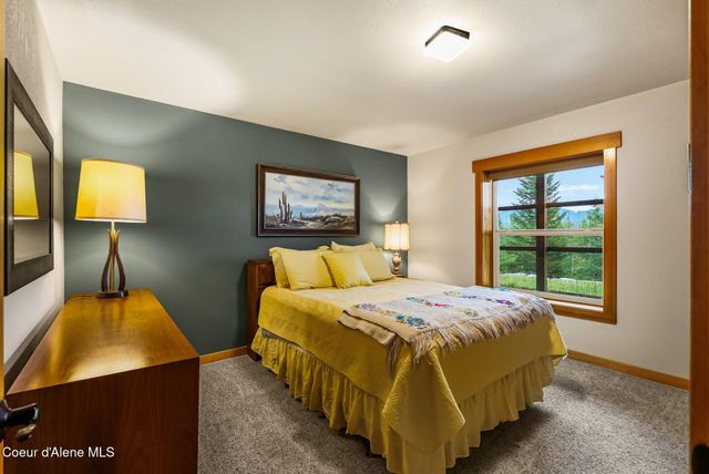 457 Gypsy Bay RD, Sagle, ID 83860