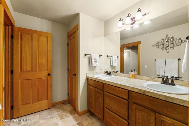 457 Gypsy Bay RD, Sagle, ID 83860