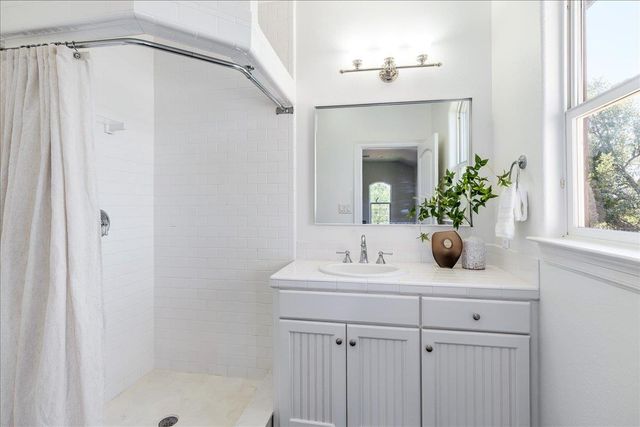 23802 Oscar RD, Spicewood, TX 78669