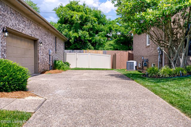 1421 Twin Ridge Rd, Louisville, KY 40242