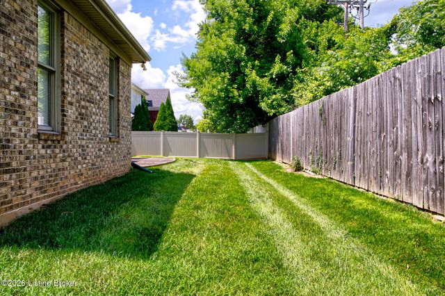1421 Twin Ridge Rd, Louisville, KY 40242