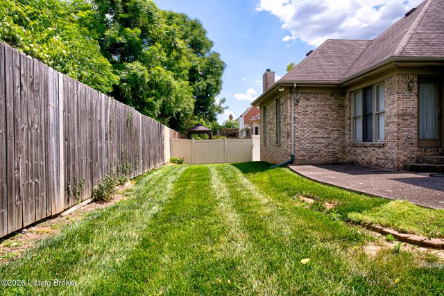 1421 Twin Ridge Rd, Louisville, KY 40242