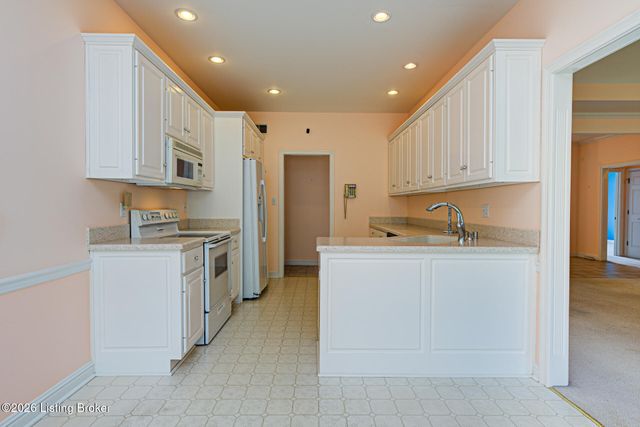 1421 Twin Ridge Rd, Louisville, KY 40242
