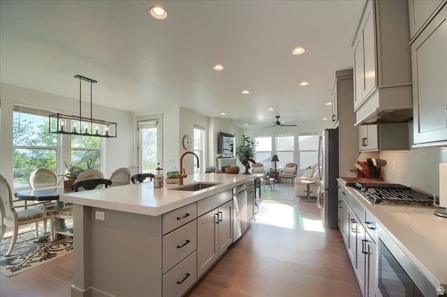 1390 E ORCHARD RIDGE LN, Kaysville, UT 84037