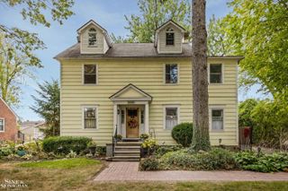 1817 Hawthorne Road, Grosse Pointe Woods, MI 48236