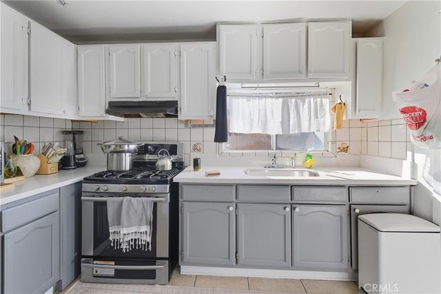 608 W 52nd, Los Angeles, CA 90037