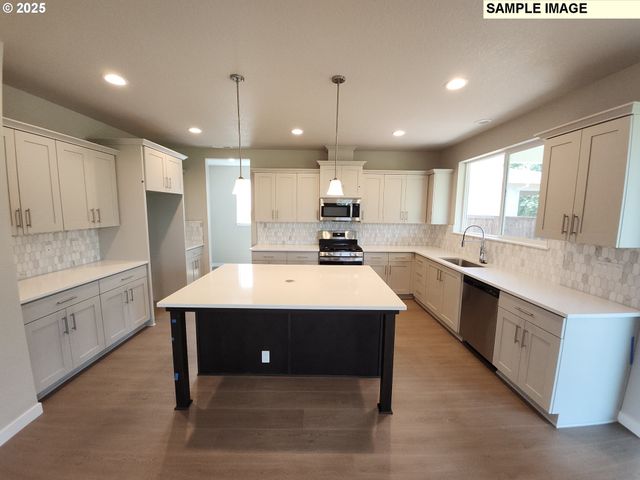 792 Magnolia Ave 51, Woodburn, OR 97071