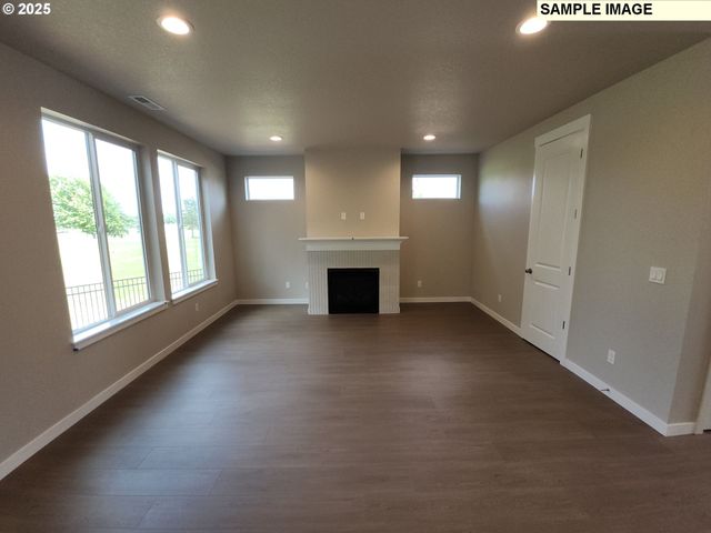 792 Magnolia Ave 51, Woodburn, OR 97071