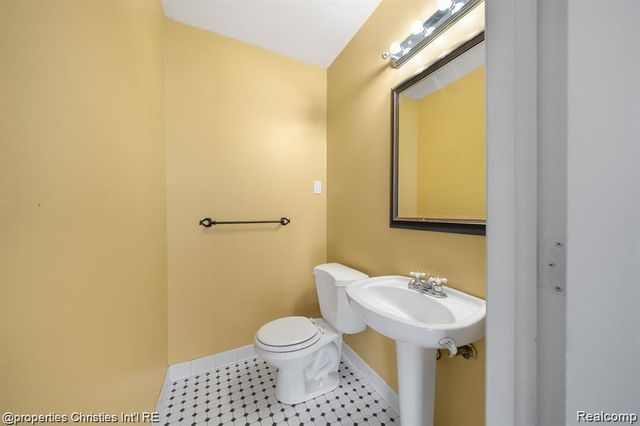 4912 S Clunbury Road, West Bloomfield, MI 48322