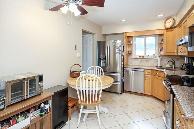 555 N Windsor Avenue, Brightwaters, NY 11718