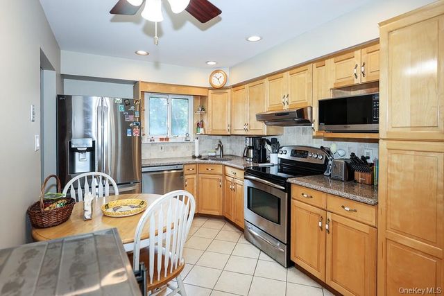 555 N Windsor Avenue, Brightwaters, NY 11718