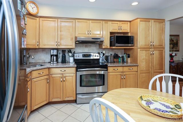 555 N Windsor Avenue, Brightwaters, NY 11718
