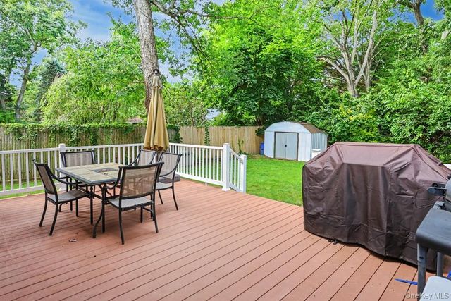 555 N Windsor Avenue, Brightwaters, NY 11718