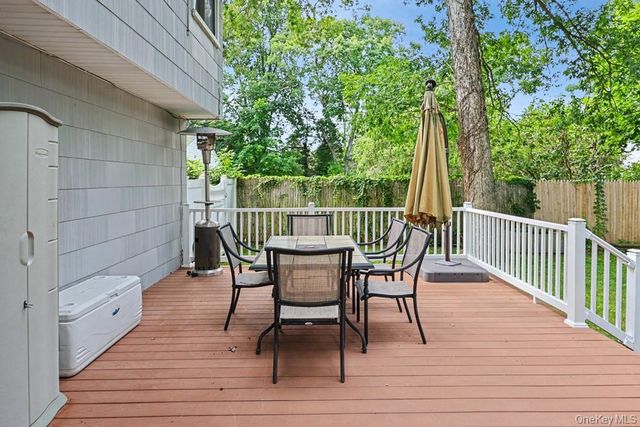 555 N Windsor Avenue, Brightwaters, NY 11718