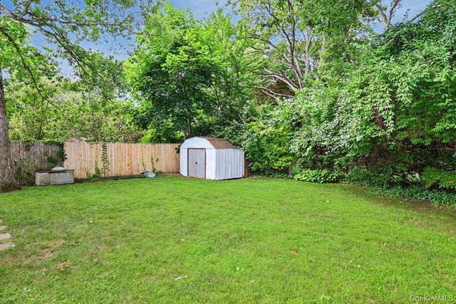 555 N Windsor Avenue, Brightwaters, NY 11718