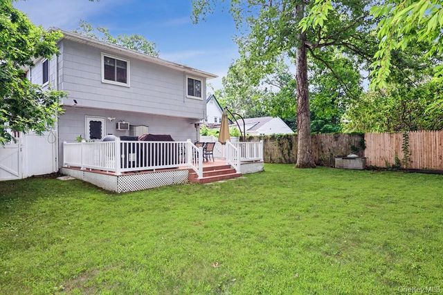 555 N Windsor Avenue, Brightwaters, NY 11718