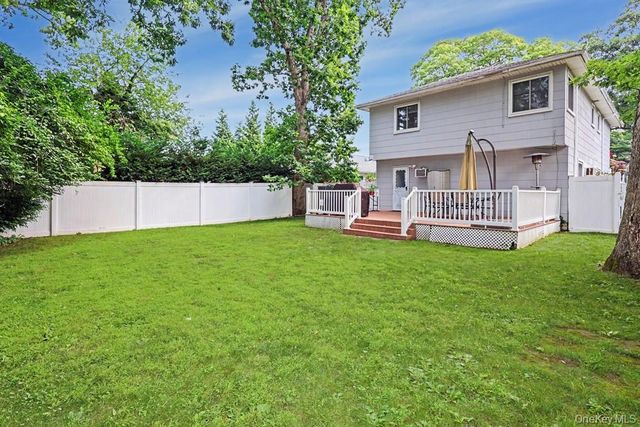 555 N Windsor Avenue, Brightwaters, NY 11718