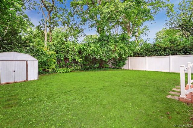 555 N Windsor Avenue, Brightwaters, NY 11718
