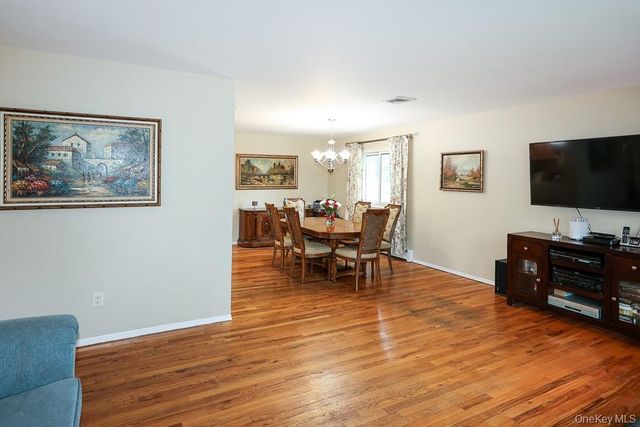 555 N Windsor Avenue, Brightwaters, NY 11718