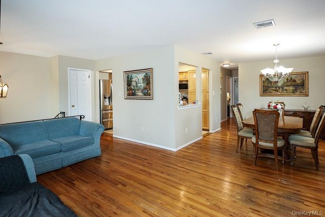 555 N Windsor Avenue, Brightwaters, NY 11718
