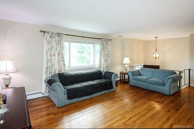 555 N Windsor Avenue, Brightwaters, NY 11718