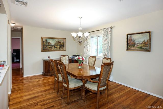 555 N Windsor Avenue, Brightwaters, NY 11718