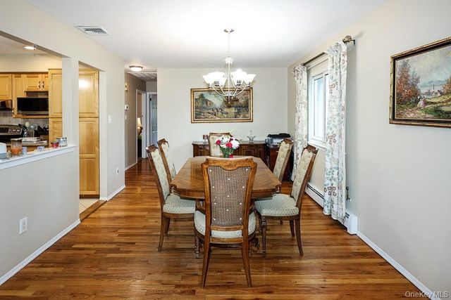 555 N Windsor Avenue, Brightwaters, NY 11718