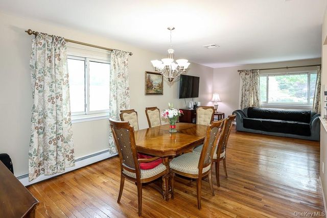 555 N Windsor Avenue, Brightwaters, NY 11718