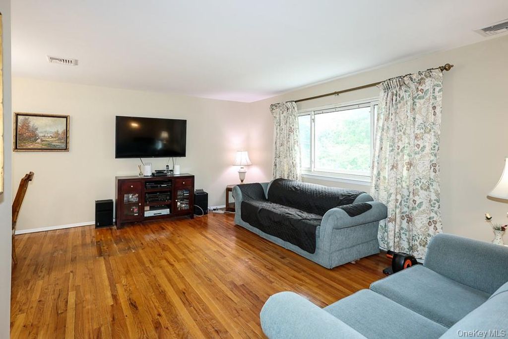 555 N Windsor Avenue, Brightwaters, NY 11718 — photo 4