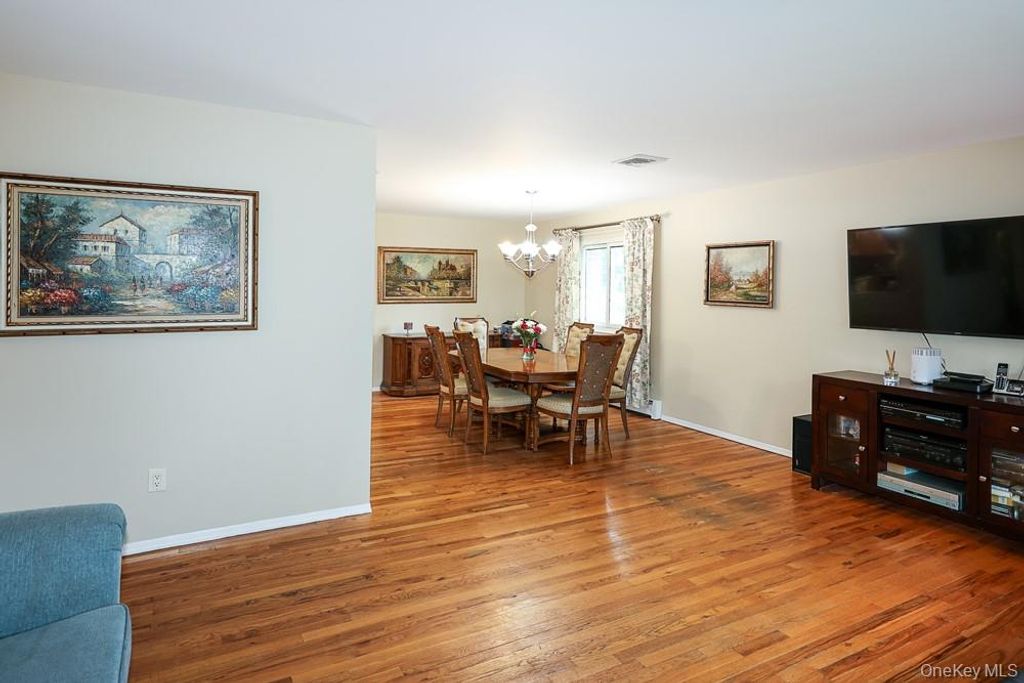 555 N Windsor Avenue, Brightwaters, NY 11718 — photo 5