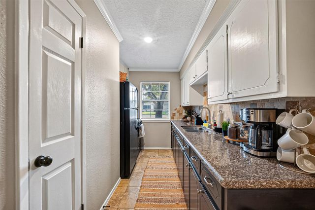 313 S Carroll Street, La Porte, TX 77571
