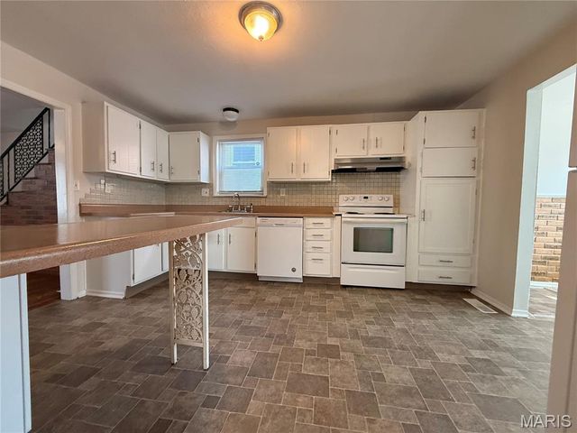 4552 Ray Avenue, St Louis, MO 63116