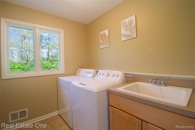 9068 Lebarron Court, Saline, MI 48176