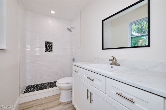 221 18th AVE NW, Naples, FL 34120